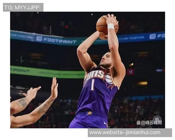 布克首节狂砍20分展现主动进攻态度防守端无所畏惧勇往直前