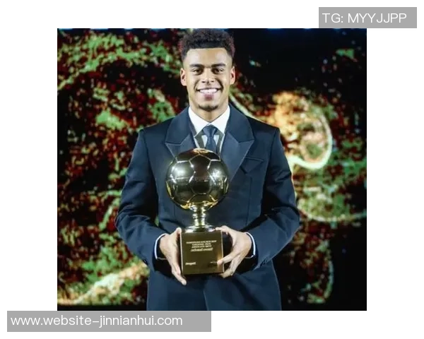 杜埃荣获2025年欧洲金童奖巴黎官方社媒发布祝贺海报