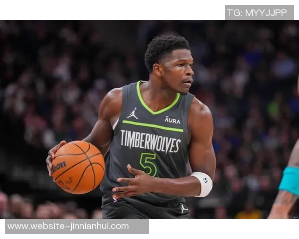 爱德华兹表现出色19投9中砍下31分8篮板5助攻三分球命中率高达50